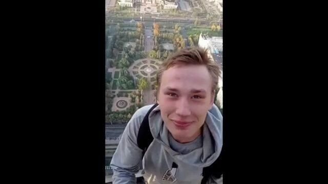 Верхом на звезде: руферы забрались на вершину главного здания МГУ - РИА Новости, 1920, 14.09.2021