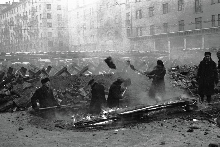 Москвичи строят противотанковые укрепления Москвичи строят противотанковые укрепления