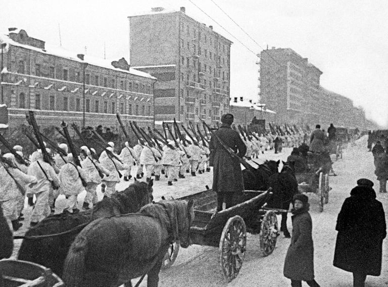 Бойцы Красной Армии после военного парада на Красной площади 7 ноября 1941 года, отправляются на фронт Бойцы Красной Армии после военного парада на Красной площади 7 ноября 1941 года, отправляются на фронт