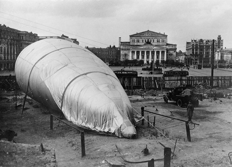 Аэростат ПВО воздушного заграждения на площади Революции в Москве. 1941 год Аэростат ПВО воздушного заграждения на площади Революции в Москве. 1941 год