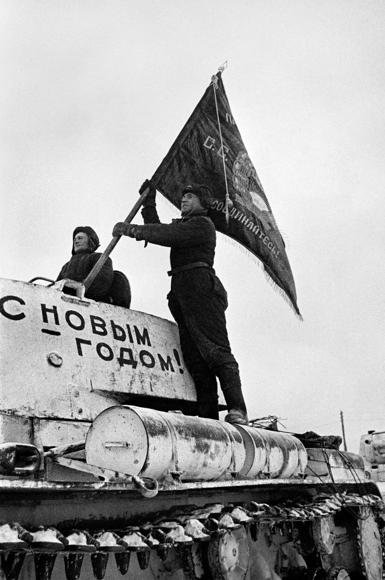 Оборона Москвы. Танкист устанавливает знамя части на танк. 31 декабря 1941 год Оборона Москвы. Танкист устанавливает знамя части на танк. 31 декабря 1941 год