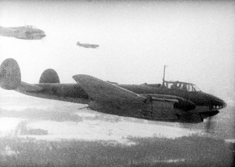 Контрнаступление советских войск под Москвой. Западный фронт. Кадр из документального фильма Москвичи в 1941 году. Контрнаступление советских войск под Москвой. Западный фронт. Кадр из документального фильма Москвичи в 1941 году.