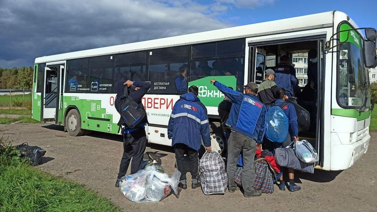 Мигранты покидают общежитие в селе Бужаниново Мигранты покидают общежитие в селе Бужаниново - РИА Новости, 1920, 14.09.2021
