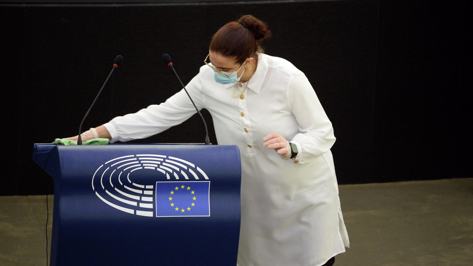 Сотрудница дезинфицирует трибуну после выступления депутатов на пленарной сессии Европейского парламента в Страсбурге Сотрудница дезинфицирует трибуну после выступления депутатов на пленарной сессии Европейского парламента в Страсбурге - РИА Новости, 1920, 29.09.2025