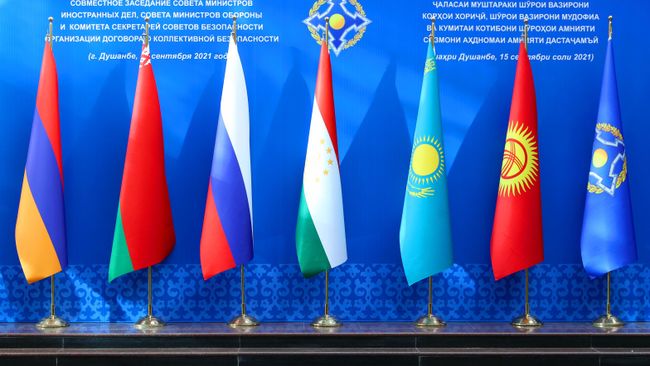 Флаги стран участниц совместного заседания министров иностранных дел, министров обороны и секретарей совбезов ОДКБ в Душанбе