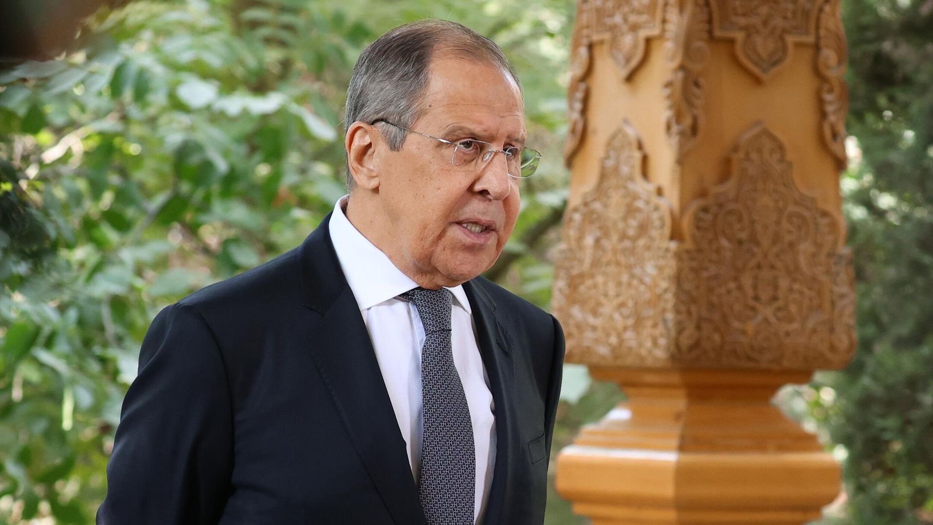 Министр иностранных дел РФ Сергей Лавров во время выхода к прессе в рамках совместного заседания министров иностранных дел, министров обороны и секретарей совбезов ОДКБ в Душанбе Министр иностранных дел РФ Сергей Лавров во время выхода к прессе в рамках совместного заседания министров иностранных дел, министров обороны и секретарей совбезов ОДКБ в Душанбе - РИА Новости, 1920, 25.09.2021