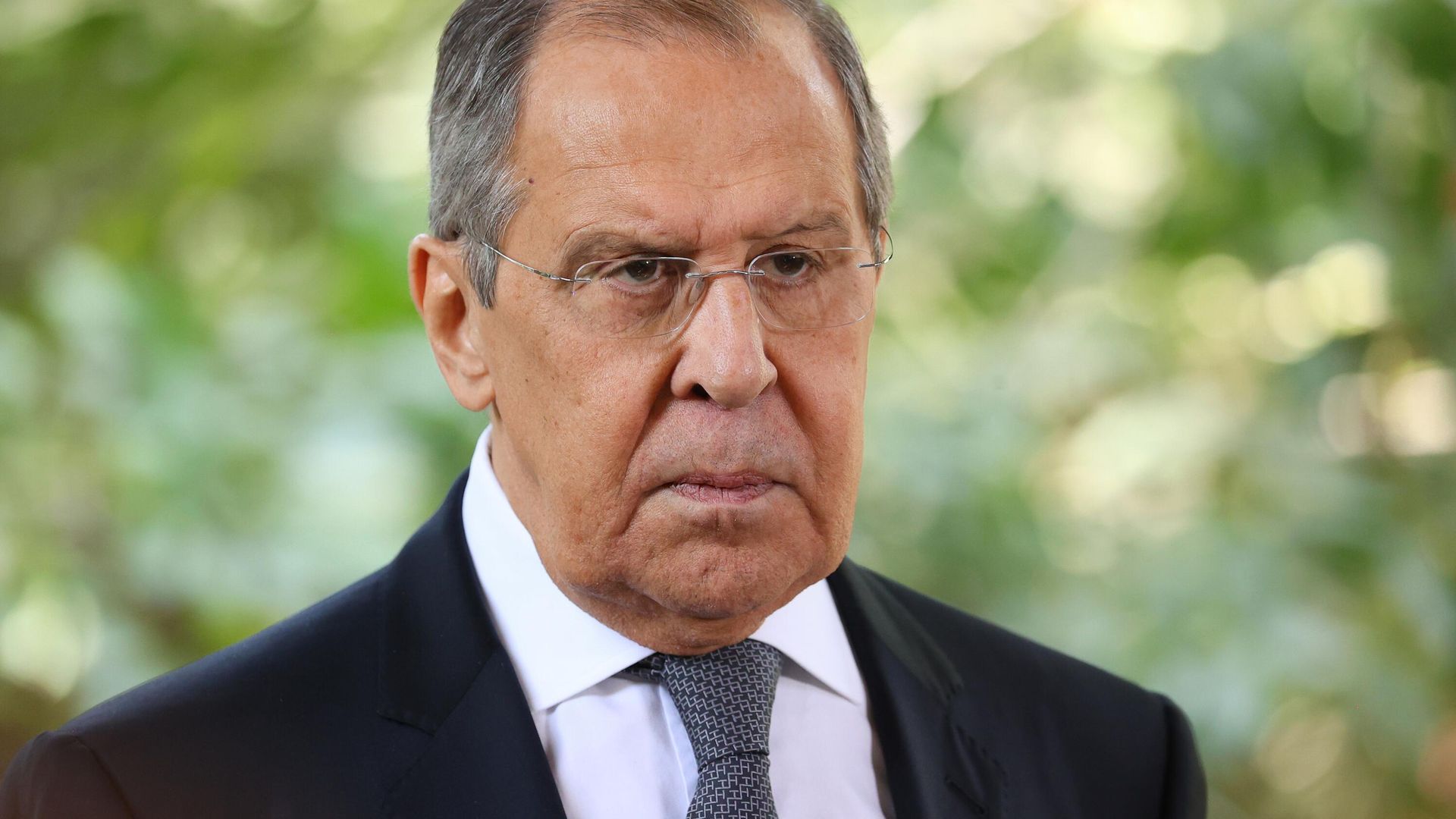Министр иностранных дел РФ Сергей Лавров во время выхода к прессе в рамках совместного заседания министров иностранных дел, министров обороны и секретарей совбезов ОДКБ в Душанбе Министр иностранных дел РФ Сергей Лавров во время выхода к прессе в рамках совместного заседания министров иностранных дел, министров обороны и секретарей совбезов ОДКБ в Душанбе - РИА Новости, 1920, 25.09.2021