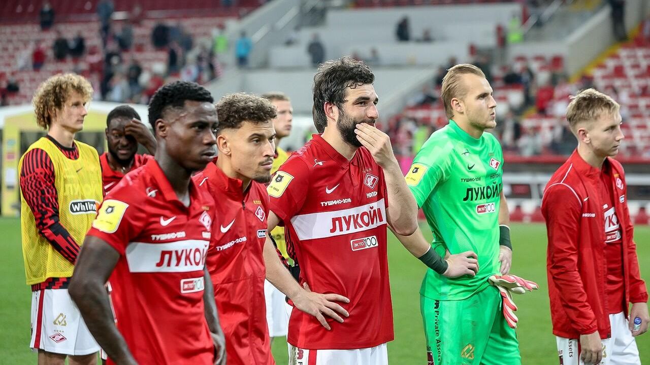 Футболисты Спартака подошли к фанатской трибуне Футболисты Спартака подошли к фанатской трибуне - РИА Новости, 1920, 15.09.2021