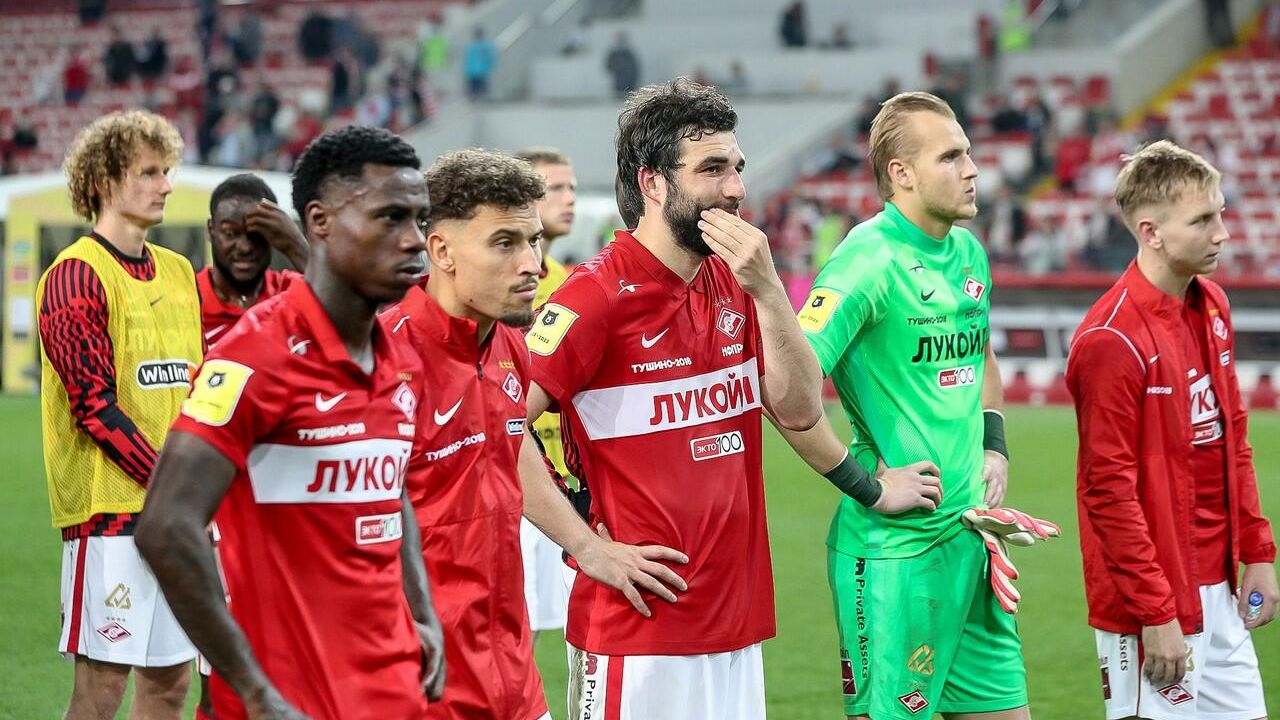 Футболисты Спартака подошли к фанатской трибуне Футболисты Спартака подошли к фанатской трибуне - РИА Новости, 1920, 21.09.2021