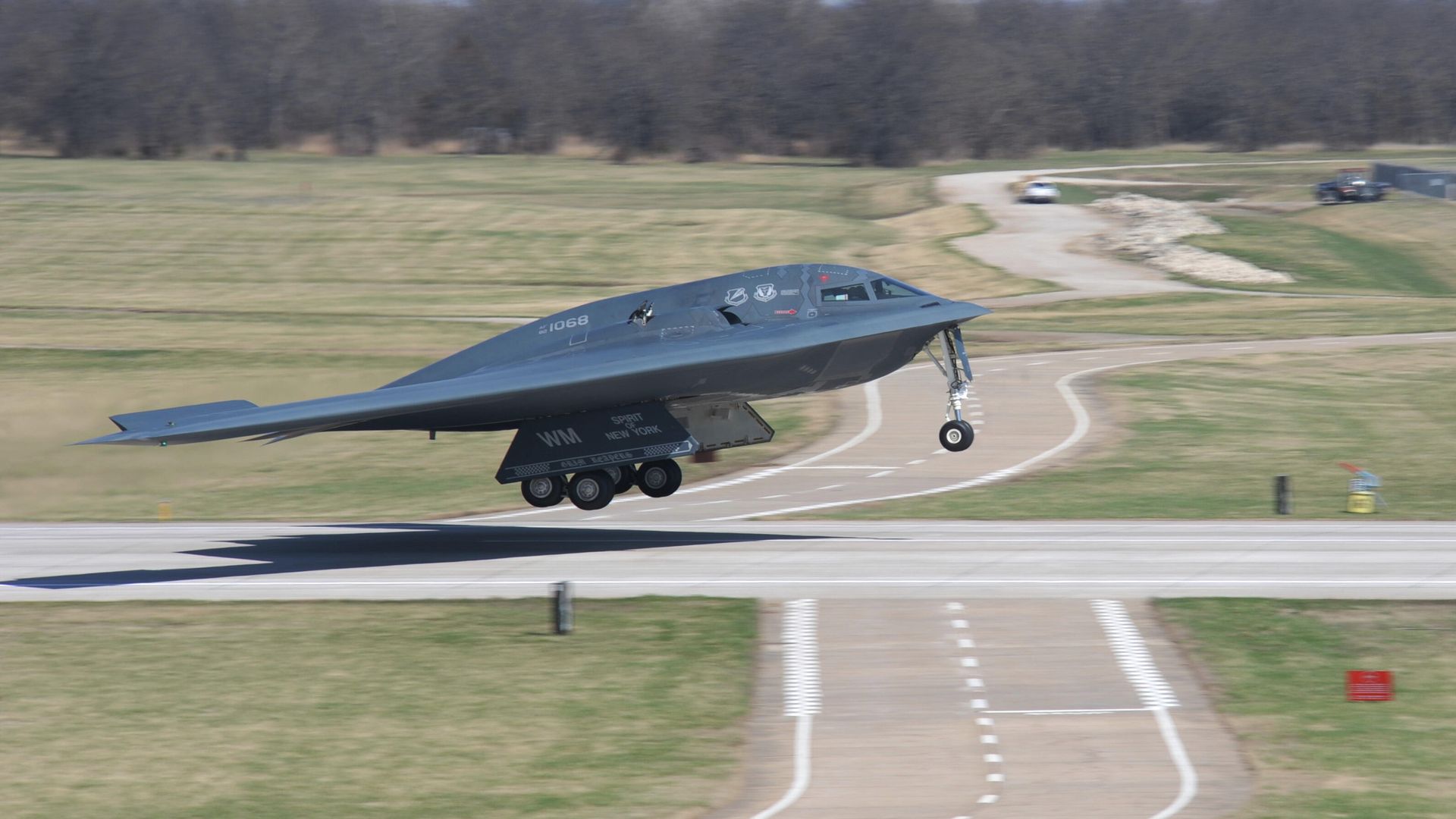 Американский малозаметный стратегический бомбардировщик Northrop B-2 Spirit во время посадки на базе Уайтмен в штате Миссури Американский малозаметный стратегический бомбардировщик Northrop B-2 Spirit во время посадки на базе Уайтмен в штате Миссури - РИА Новости, 1920, 03.05.2024