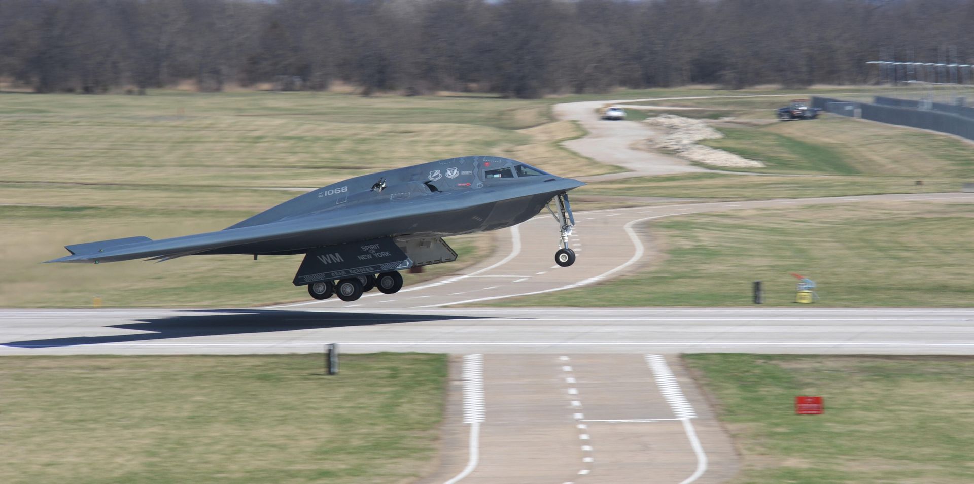Американский малозаметный стратегический бомбардировщик Northrop B-2 Spirit во время посадки на базе Уайтмен в штате Миссури Американский малозаметный стратегический бомбардировщик Northrop B-2 Spirit во время посадки на базе Уайтмен в штате Миссури - РИА Новости, 1920, 20.06.2025
