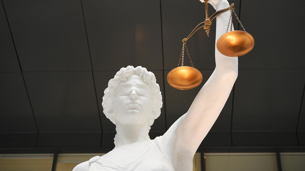 Суд на Урале поместил под домашний арест подростков, избивших прохожего