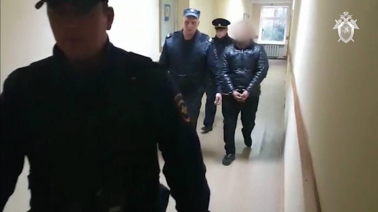 В Сергиевом-Посаде арестованы двое мужчин, обвиняемые в изнасиловании и убийстве пенсионерки. Кадр видео В Сергиевом-Посаде арестованы двое мужчин, обвиняемые в изнасиловании и убийстве пенсионерки. Кадр видео - РИА Новости, 1920, 15.09.2021