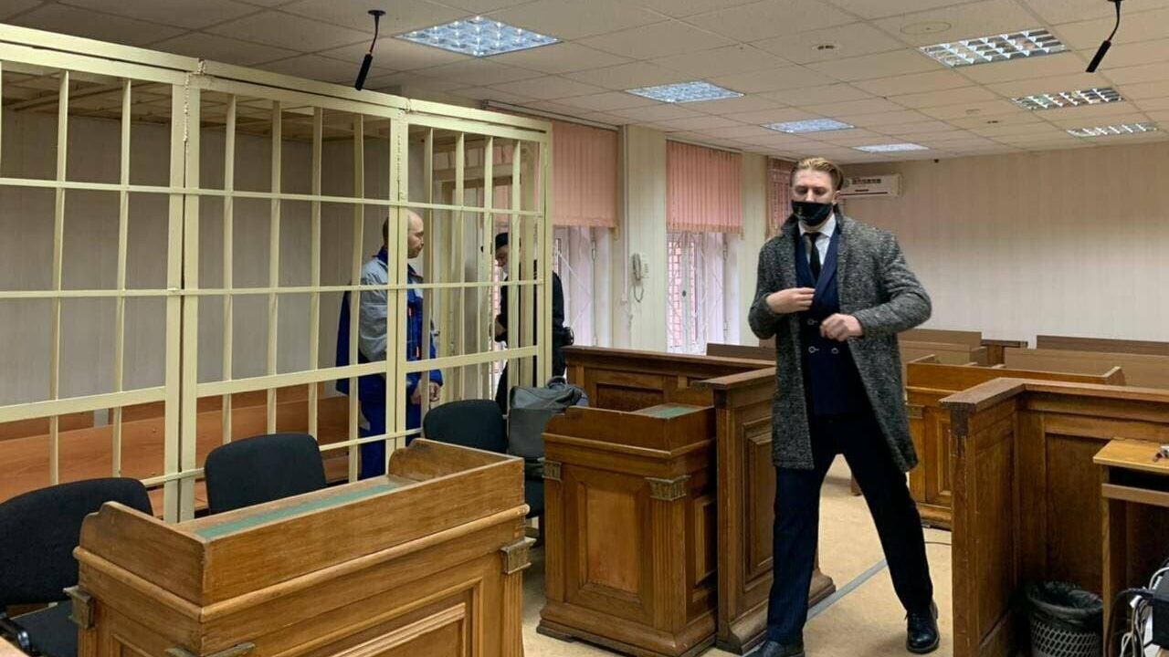Антон Котов, обвиняемый по уголовному делу о смерти женщины и девочки из-за отравления арбузом, во время избрания меры пресечения в Пресненском суде Москвы Антон Котов, обвиняемый по уголовному делу о смерти женщины и девочки из-за отравления арбузом, во время избрания меры пресечения в Пресненском суде Москвы - РИА Новости, 1920, 11.10.2021