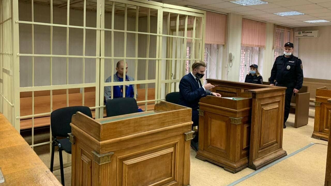 Антон Котов, обвиняемый по уголовному делу о смерти женщины и девочки из-за отравления арбузом, во время избрания меры пресечения в Пресненском суде Москвы Антон Котов, обвиняемый по уголовному делу о смерти женщины и девочки из-за отравления арбузом, во время избрания меры пресечения в Пресненском суде Москвы - РИА Новости, 1920, 15.09.2021