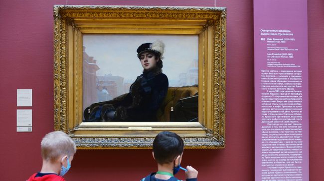 Посетители у картины художника Ивана Крамского Неизвестная (1883 г.) на выставке-маршруте Отвергнутые шедевры. Вызов Павла Третьякова в Третьяковской галерее в Москве. Посетители у картины художника Ивана Крамского Неизвестная (1883 г.) на выставке-маршруте Отвергнутые шедевры. Вызов Павла Третьякова в Третьяковской галерее в Москве.