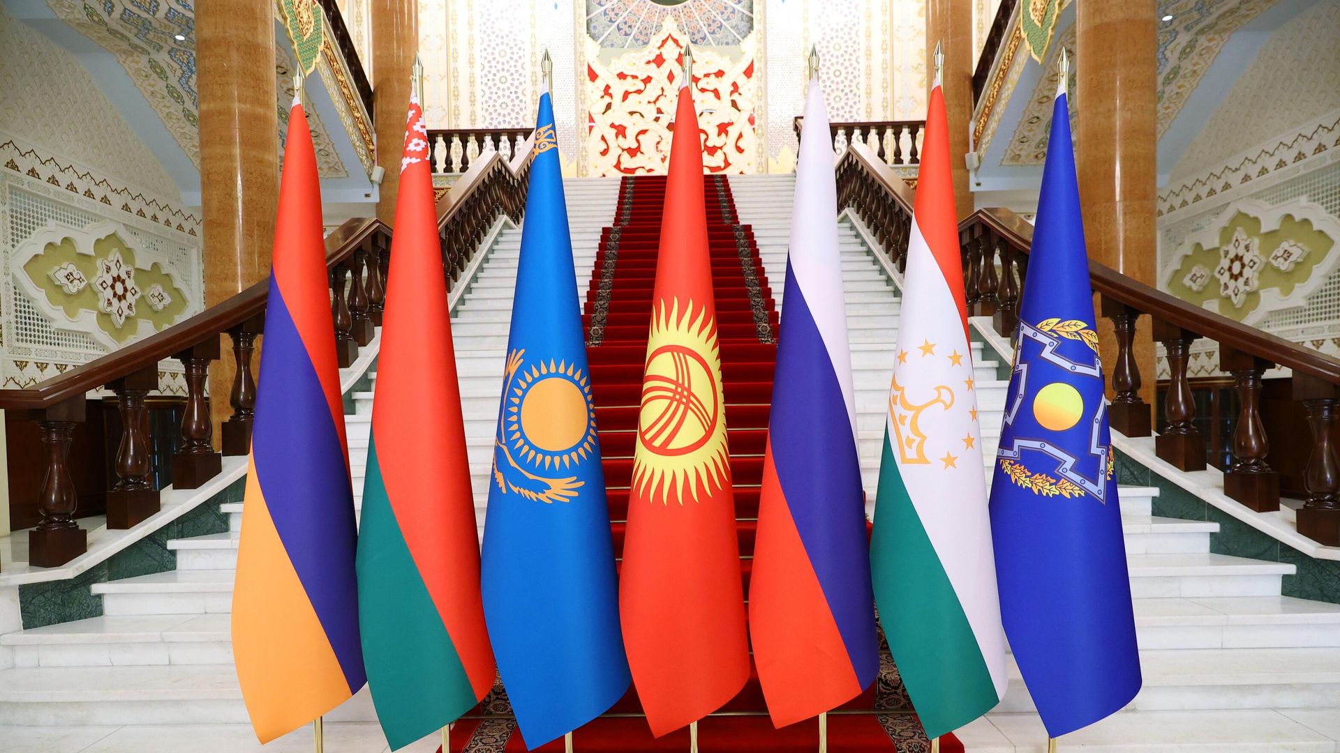 Флаги стран-участниц заседания Совета коллективной безопасности Организации Договора о коллективной безопасности - РИА Новости, 1920, 30.11.2025