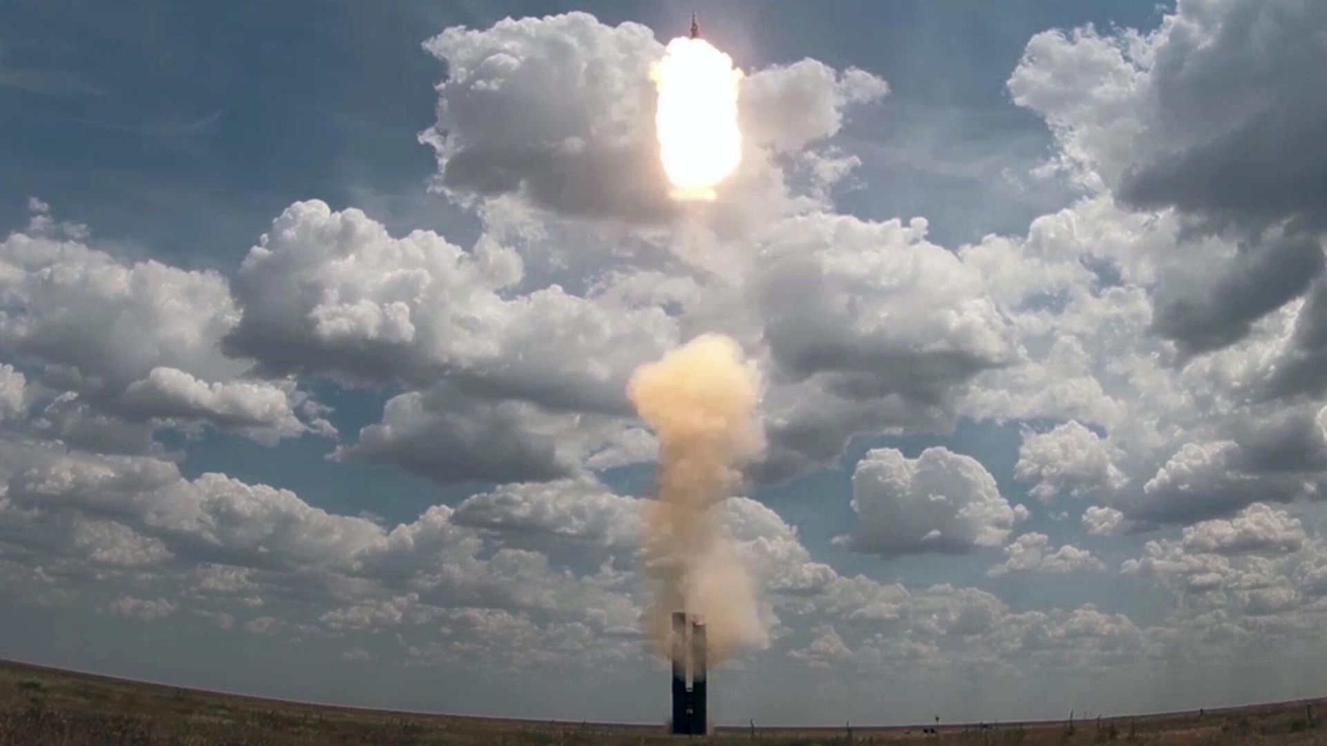 Новейшая зенитная ракетная система С-500 на полигоне Капустин Яр Новейшая зенитная ракетная система С-500 на полигоне Капустин Яр - РИА Новости, 1920, 09.11.2021