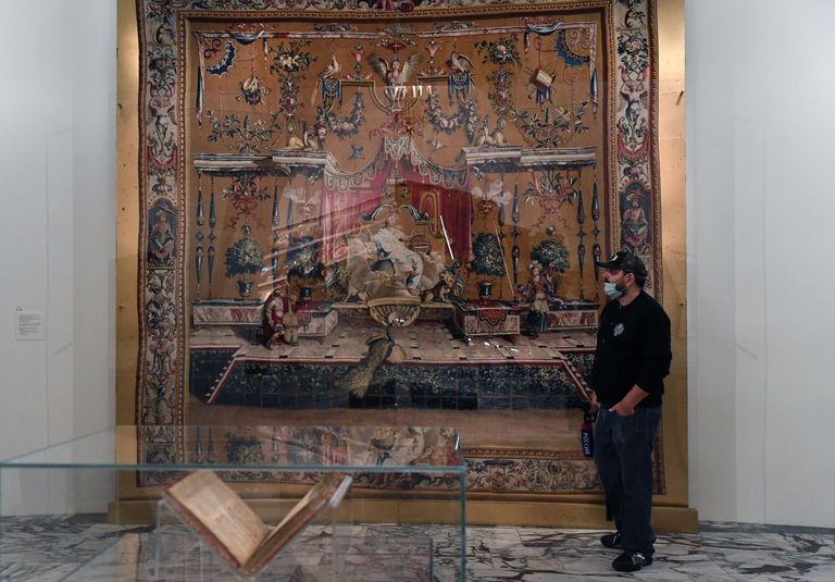 Шпалера Муза астрономии Урания из серии Гротески на желтом фоне (до 1710г.) - экспонат выставки Франция и Россия. Десять веков вместе в выставочном зале Успенской звонницы Шпалера Муза астрономии Урания из серии Гротески на желтом фоне (до 1710г.) - экспонат выставки Франция и Россия. Десять веков вместе в выставочном зале Успенской звонницы