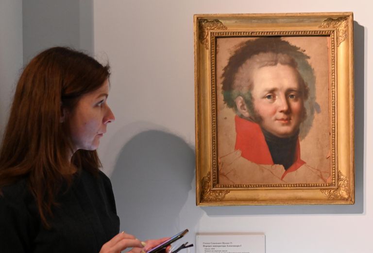 Посетитель у работы Степана Щукина Портрет императора Александра I (около 1809) - экспонат выставки Франция и Россия. Десять веков вместе в выставочном зале Успенской звонницы Посетитель у работы Степана Щукина Портрет императора Александра I (около 1809) - экспонат выставки Франция и Россия. Десять веков вместе в выставочном зале Успенской звонницы