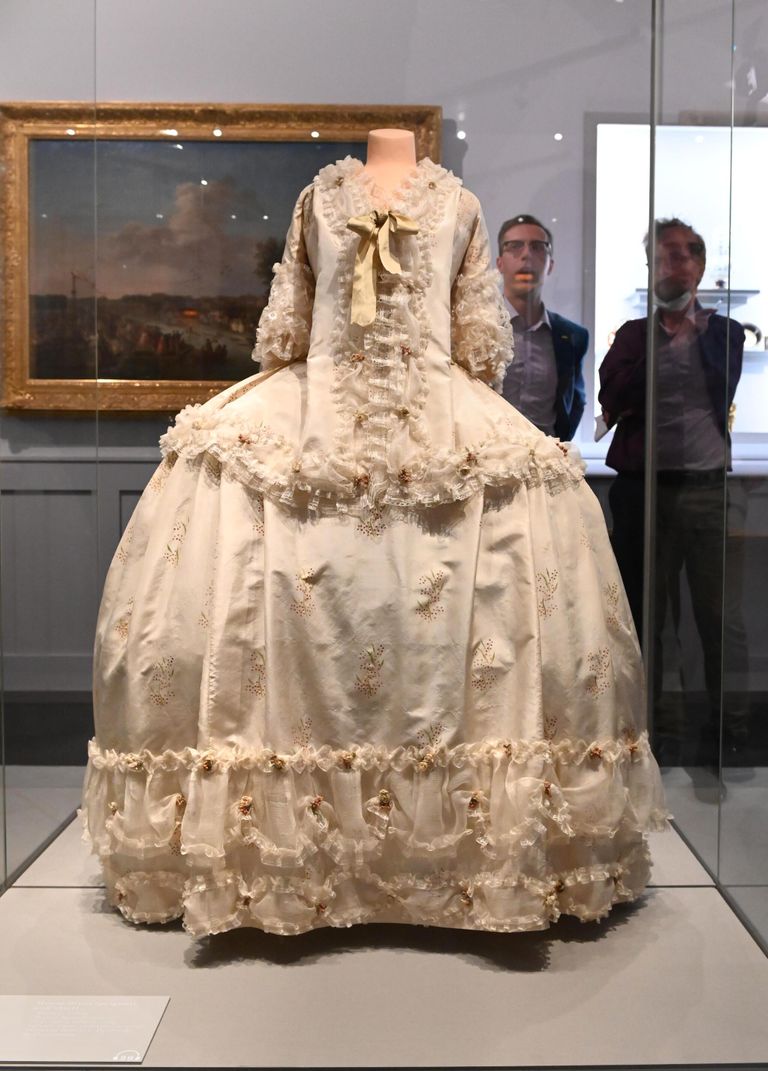 Платье домашнее (пеньюар и юбка) мастера Роз Бертена (Франция, 1780-е гг.) - экспонат выставки Франция и Россия. Десять веков вместе в выставочном зале Успенской звонницы Платье домашнее (пеньюар и юбка) мастера Роз Бертена (Франция, 1780-е гг.) - экспонат выставки Франция и Россия. Десять веков вместе в выставочном зале Успенской звонницы