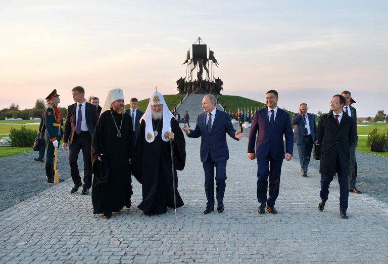 Президент РФ Владимир Путин после церемонии открытия мемориального комплекса Князь Александр Невский с дружиной в деревне Самолва на берегу Чудского озера в Псковской области Президент РФ Владимир Путин после церемонии открытия мемориального комплекса Князь Александр Невский с дружиной в деревне Самолва на берегу Чудского озера в Псковской области