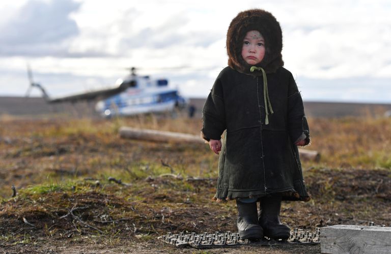 Ребенок в одном из поселков Ямало-Ненецкого автономного округа Ребенок в одном из поселков Ямало-Ненецкого автономного округа
