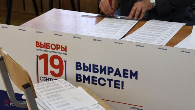 Подготовка избирательного участка для голосования на выборах в Госдуму