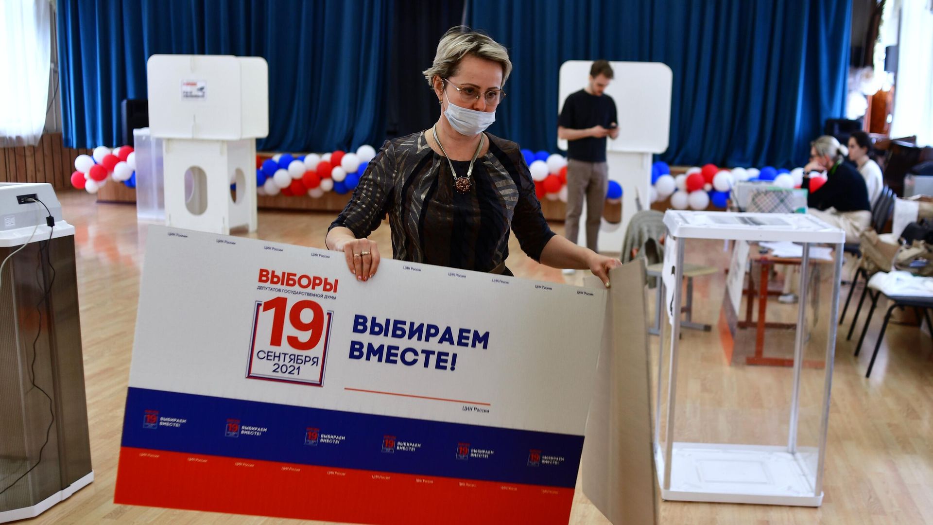 Подготовка избирательного участка для голосования на выборах в Госдуму - РИА Новости, 1920, 17.09.2021