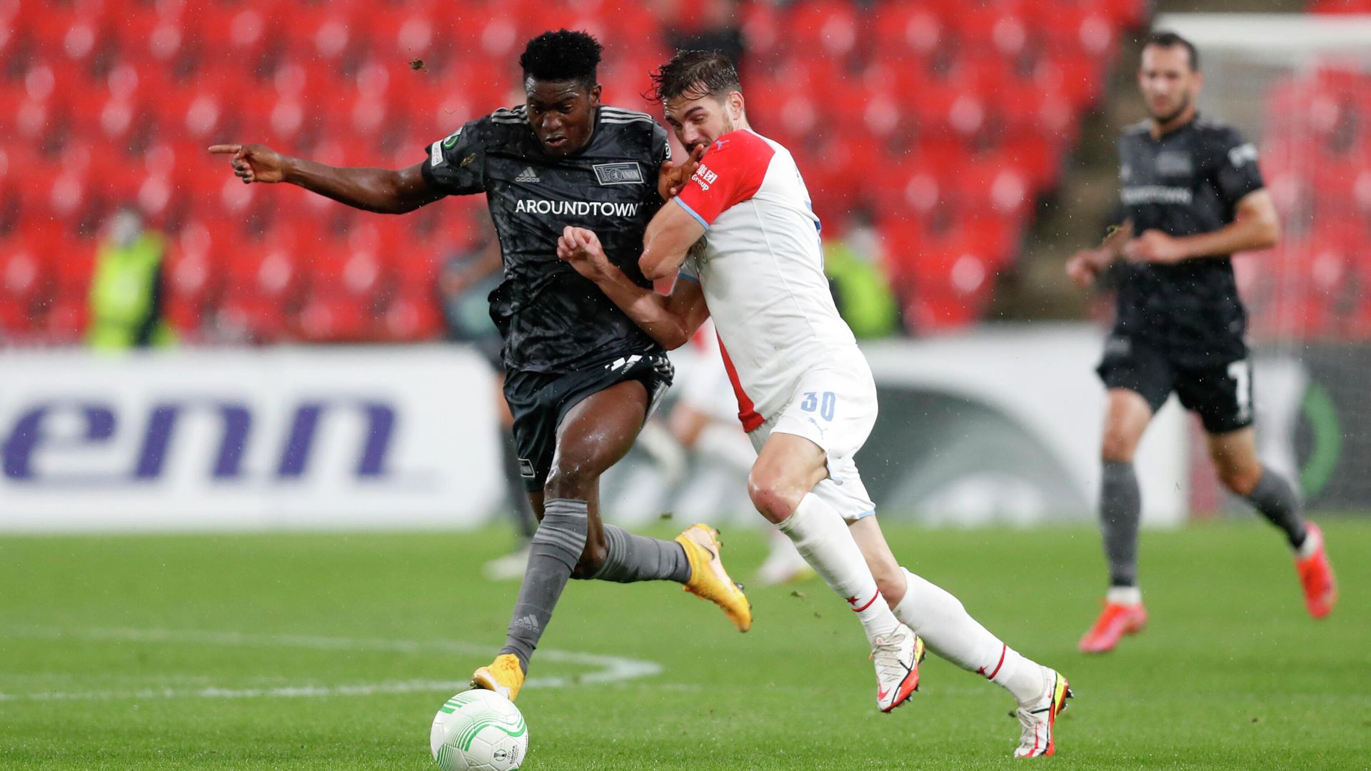 Защитник Славии Качараба (справа) и нападающий Унион Берлин Тайво Авоньи - РИА Новости, 1920, 17.09.2021
