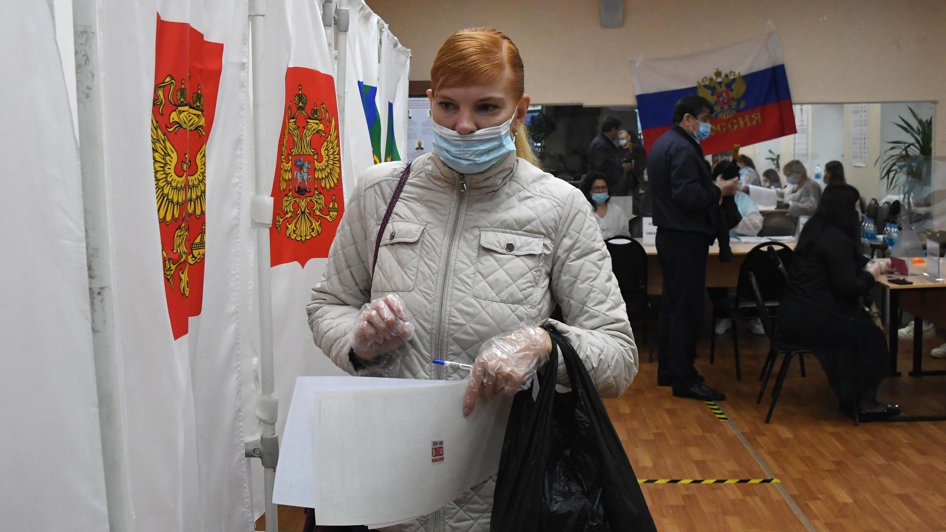 Женщина во время голосования на выборах в Госдуму во Владивостоке Женщина во время голосования на выборах в Госдуму во Владивостоке - РИА Новости, 1920, 17.09.2021
