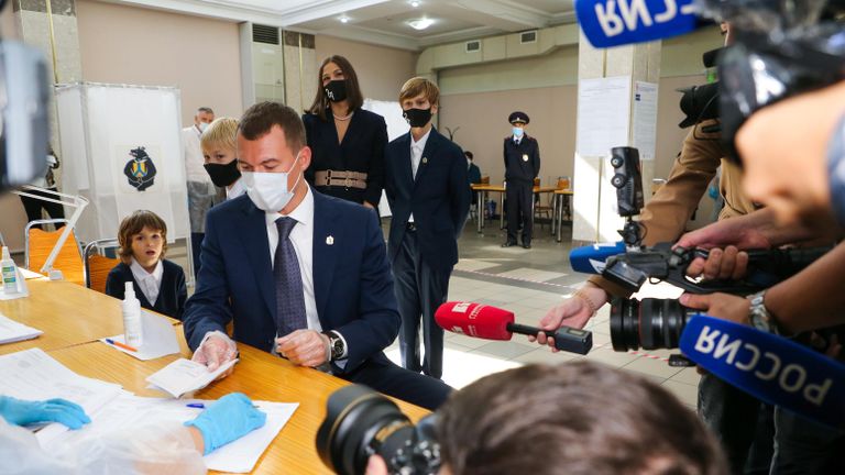 Временно исполняющий обязанности губернатора Хабаровского края Михаил Дегтярев голосует на избирательном участке в Хабаровске Временно исполняющий обязанности губернатора Хабаровского края Михаил Дегтярев голосует на избирательном участке в Хабаровске