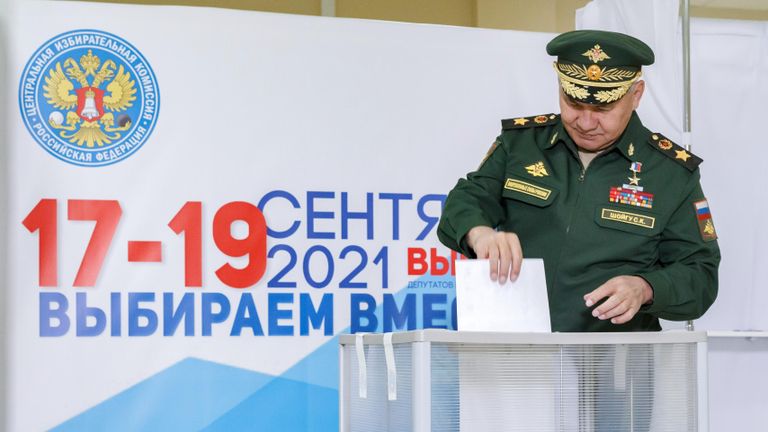 Министр обороны РФ Сергей Шойгу на избирательном участке в Московской области Министр обороны РФ Сергей Шойгу на избирательном участке в Московской области