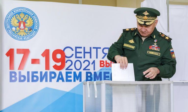 Министр обороны РФ Сергей Шойгу на избирательном участке в Московской области Министр обороны РФ Сергей Шойгу на избирательном участке в Московской области