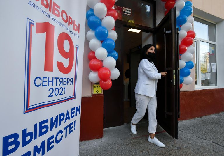 Женщина на избирательном участке в Симферополе Женщина на избирательном участке в Симферополе