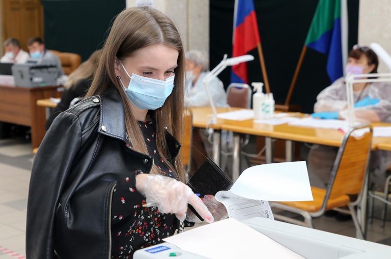 Девушка голосует на избирательном участке в Хабаровске Девушка голосует на избирательном участке в Хабаровске
