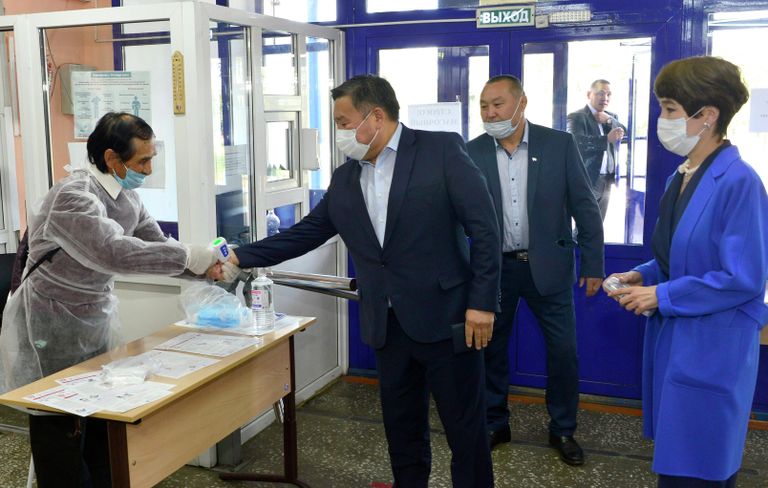 Временно исполняющий обязанности главы Тувы Владислав Ховалыг с супругой Айланой во время измерения температуры перед голосованием на избирательном участке в Кызыле Временно исполняющий обязанности главы Тувы Владислав Ховалыг с супругой Айланой во время измерения температуры перед голосованием на избирательном участке в Кызыле