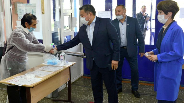 Временно исполняющий обязанности главы Тувы Владислав Ховалыг с супругой Айланой во время измерения температуры перед голосованием на избирательном участке в Кызыле Временно исполняющий обязанности главы Тувы Владислав Ховалыг с супругой Айланой во время измерения температуры перед голосованием на избирательном участке в Кызыле