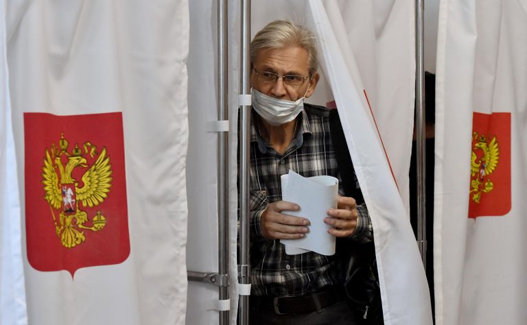 Мужчина голосует на избирательном участке в Симферополе Мужчина голосует на избирательном участке в Симферополе