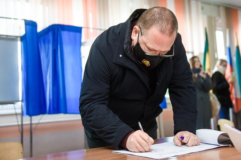 Временно исполняющий обязанности губернатора Пензенской области Олег Мельниченко на избирательном участке в Пензе Временно исполняющий обязанности губернатора Пензенской области Олег Мельниченко на избирательном участке в Пензе