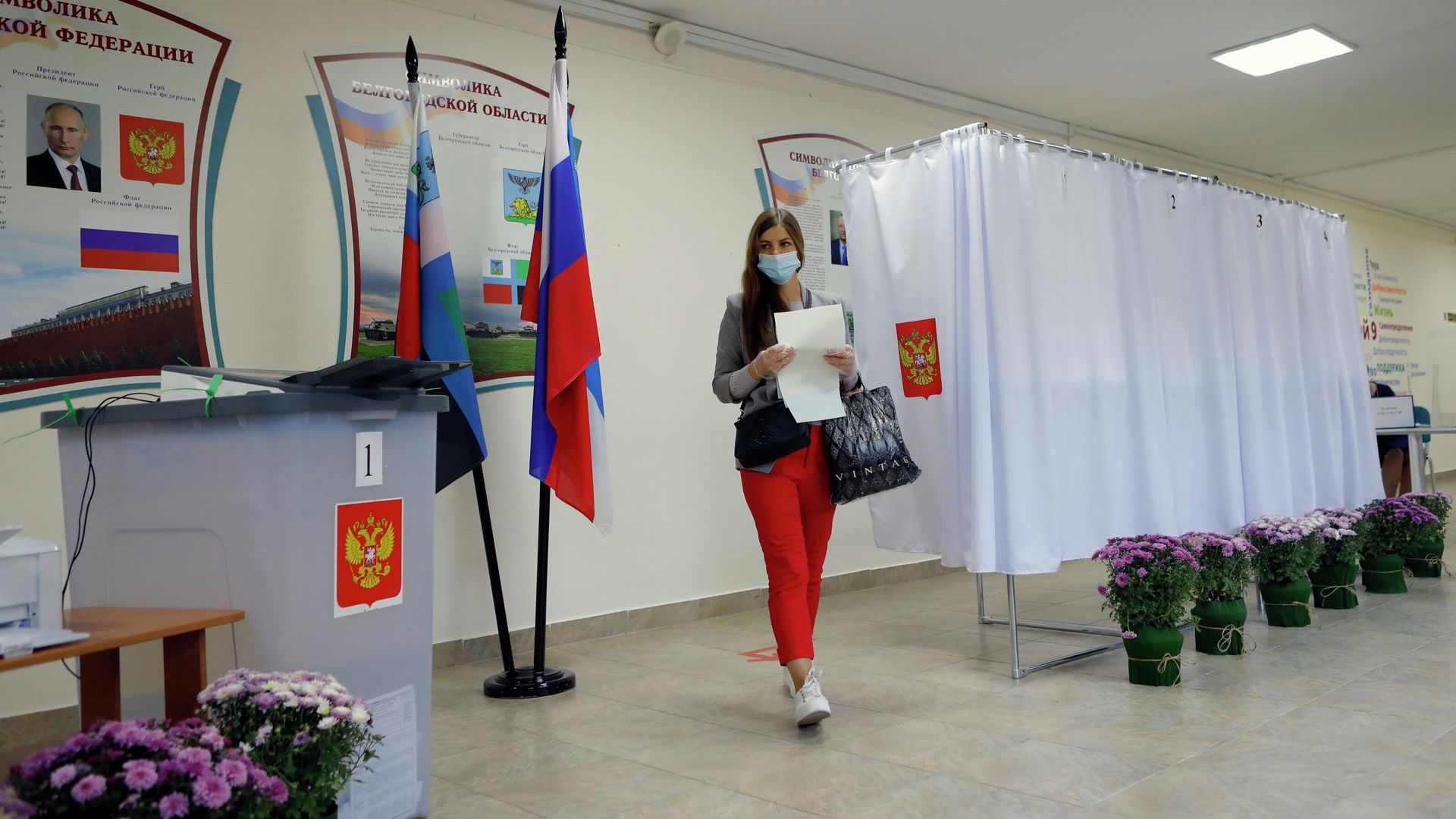 Девушка голосует на избирательном участке №196 в Белгороде Девушка голосует на избирательном участке №196 в Белгороде - РИА Новости, 1920, 16.03.2024