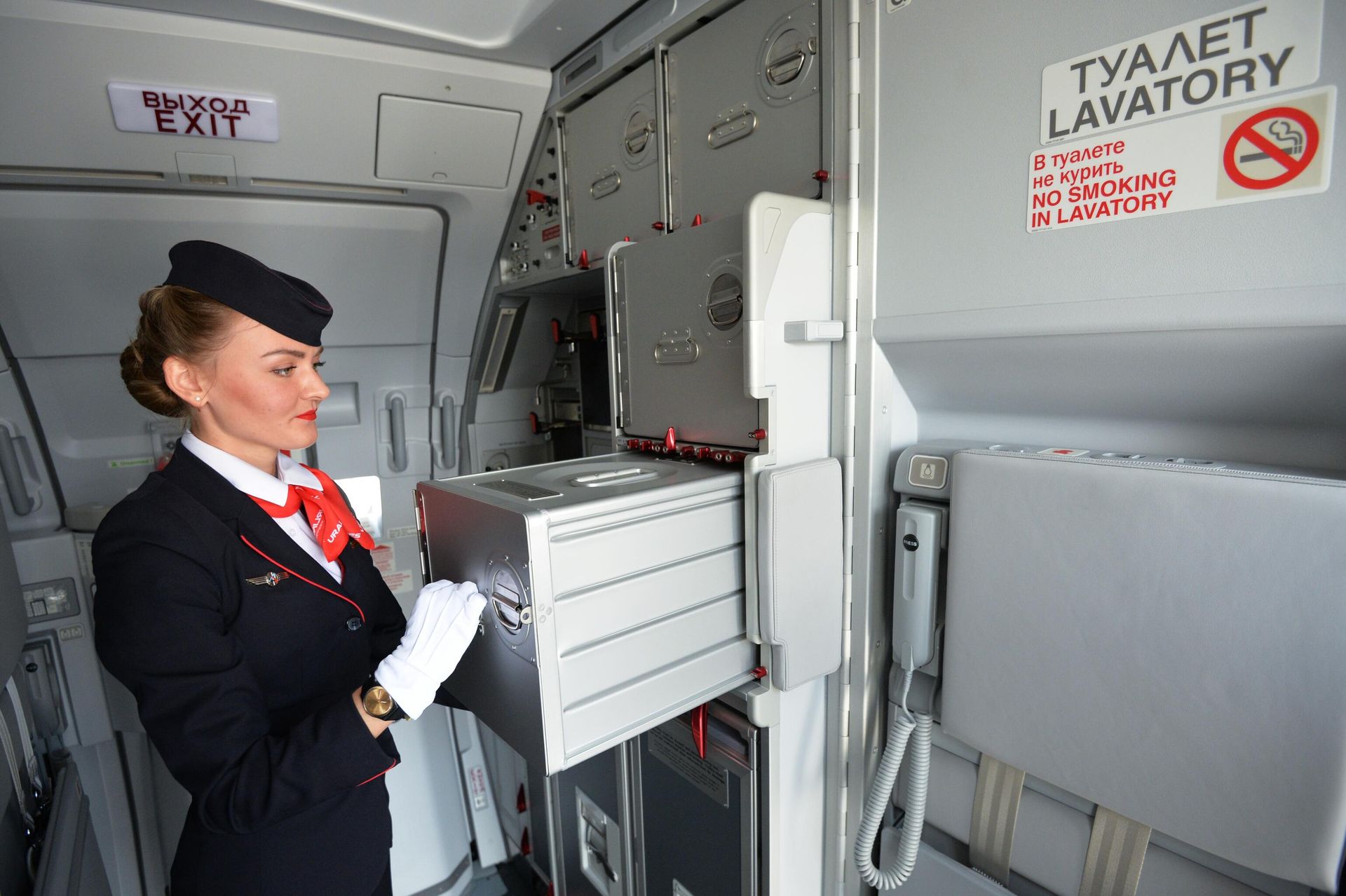 Стюардесса в самолете Airbus A320neo авиакомпании Уральские авиалинии в аэропорту Кольцово в Екатеринбурге Стюардесса в самолете Airbus A320neo авиакомпании Уральские авиалинии в аэропорту Кольцово в Екатеринбурге - РИА Новости, 1920, 13.05.2022