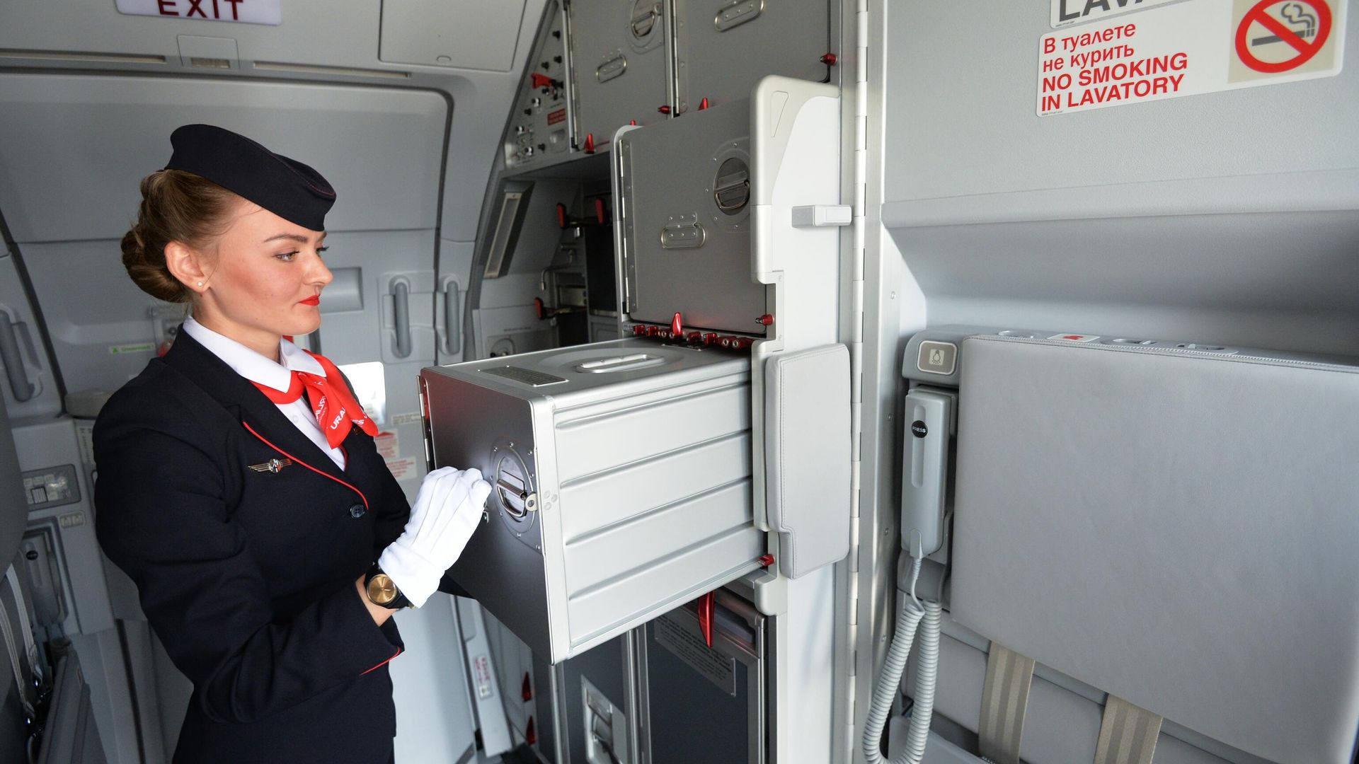 Стюардесса в самолете Airbus A320neo авиакомпании Уральские авиалинии в аэропорту Кольцово в Екатеринбурге Стюардесса в самолете Airbus A320neo авиакомпании Уральские авиалинии в аэропорту Кольцово в Екатеринбурге - РИА Новости, 1920, 27.02.2022