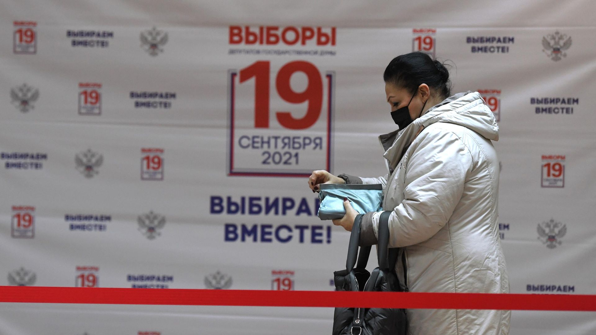 Женщина на избирательном участке в Москве Женщина на избирательном участке в Москве - РИА Новости, 1920, 19.09.2021