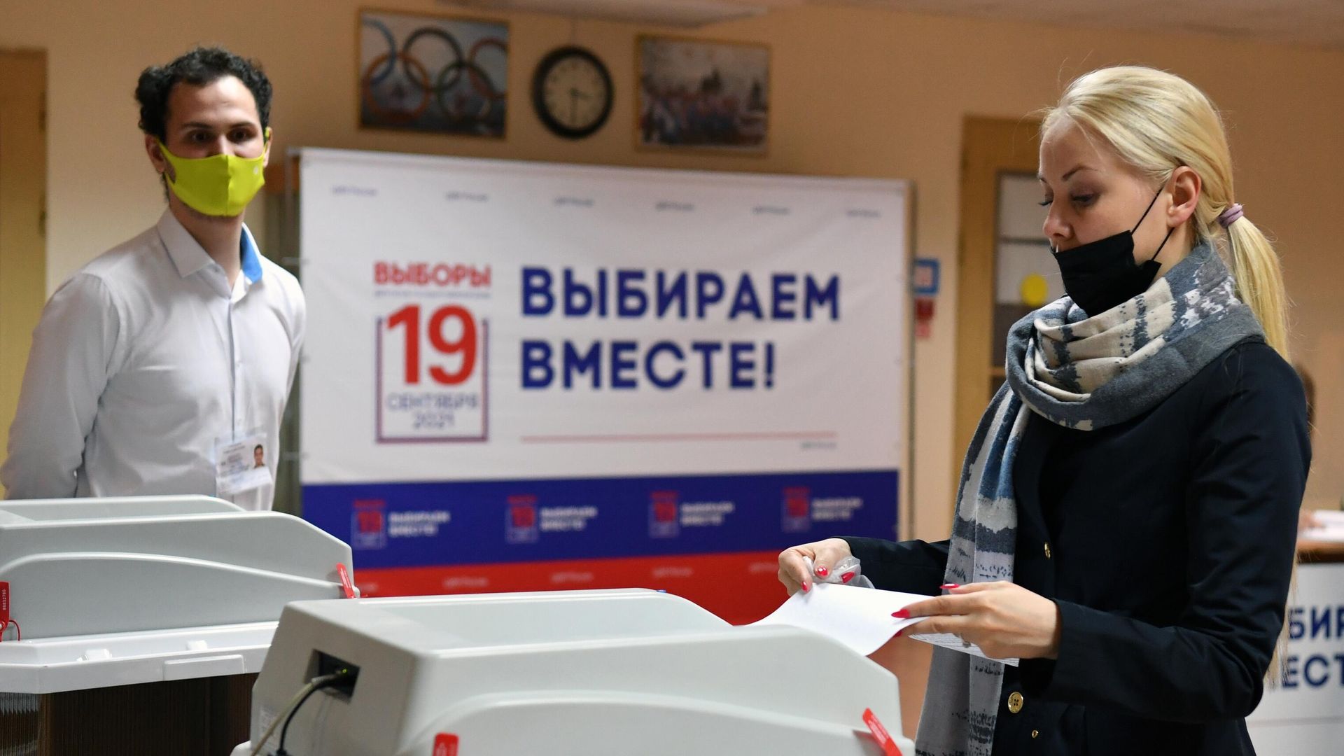 Девушка голосует на избирательном участке в Москве Девушка голосует на избирательном участке в Москве - РИА Новости, 1920, 17.09.2021