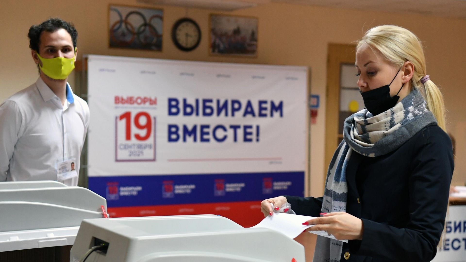Девушка голосует на избирательном участке в Москве Девушка голосует на избирательном участке в Москве - РИА Новости, 1920, 17.09.2021