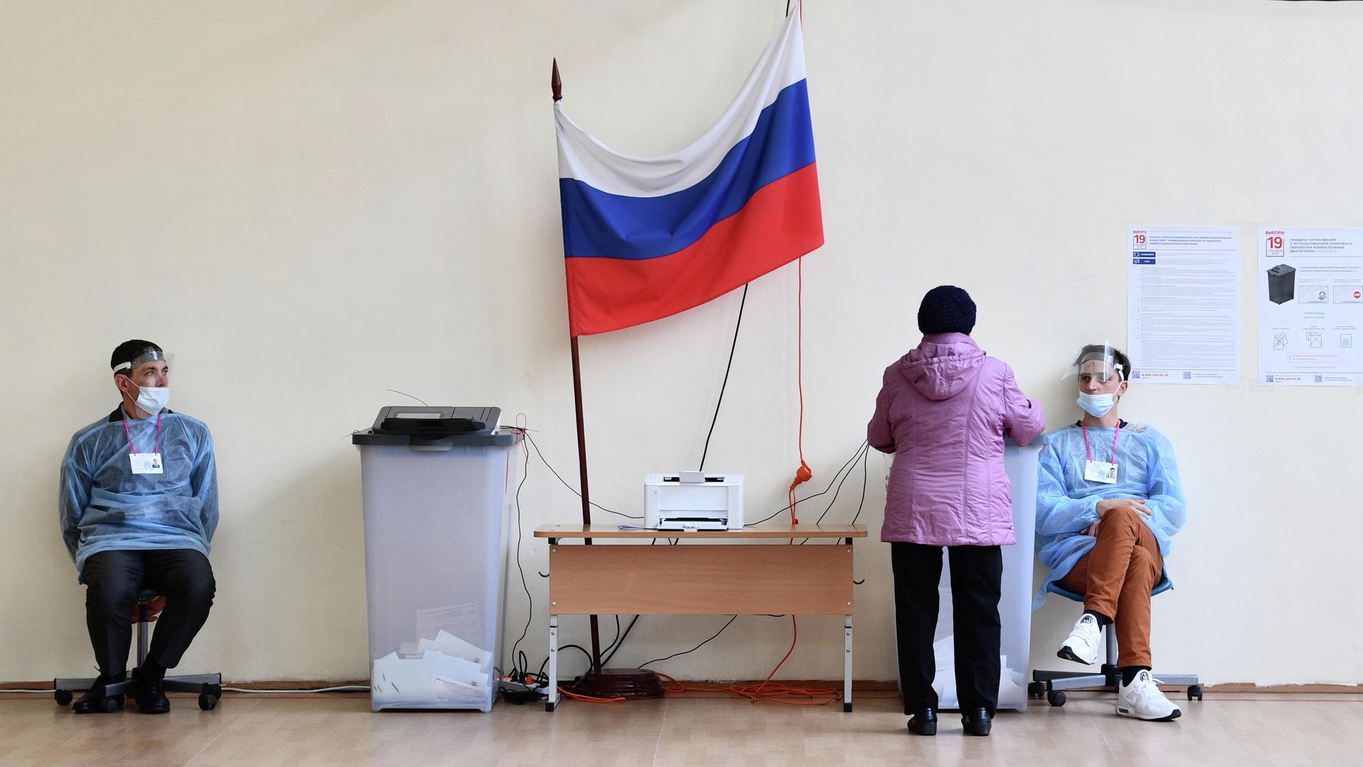 Голосование на избирательном участке в Екатеринбурге Голосование на избирательном участке в Екатеринбурге - РИА Новости, 1920, 18.09.2021