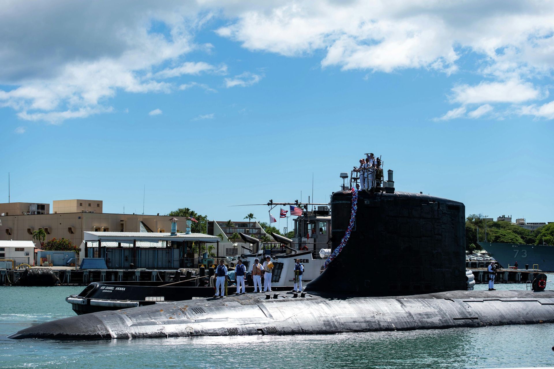 Атомная ударная подводная лодка класса Вирджиния в составе ВМС Соединенных Штатов SS Illinois возвращается на базу в Перл-Харбор-Хикэм. 13 сентября 2021 года Атомная ударная подводная лодка класса Вирджиния в составе ВМС Соединенных Штатов SS Illinois возвращается на базу в Перл-Харбор-Хикэм. 13 сентября 2021 года - РИА Новости, 1920, 16.03.2023