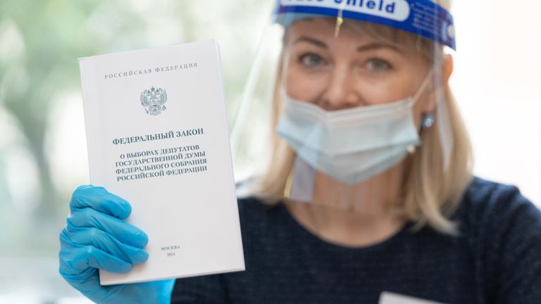 Сотрудница участковой избирательной комиссии №51 города Петропавловска-Камчатского демонстрирует Федеральный Закон о выборах депутатов Государственной думы Сотрудница участковой избирательной комиссии №51 города Петропавловска-Камчатского демонстрирует Федеральный Закон о выборах депутатов Государственной думы