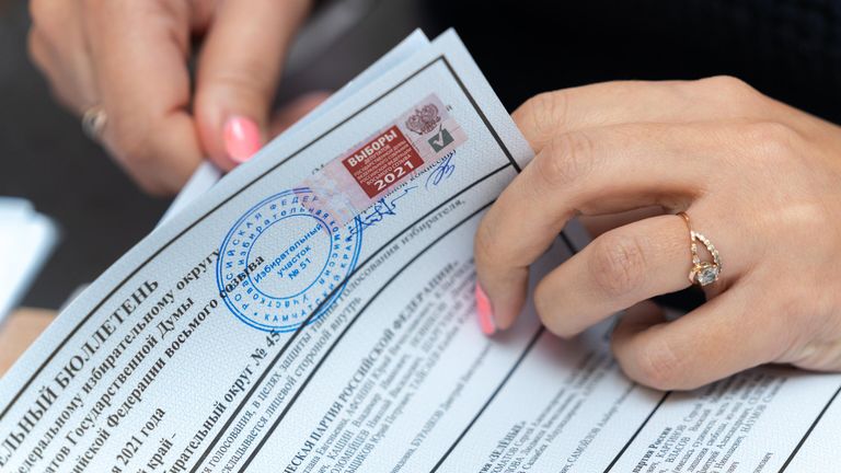 Сотрудница участковой избирательной комиссии во время работы на избирательном участке №51 на выборах в Госдуму в Петропавловске-Камчатском. Сотрудница участковой избирательной комиссии во время работы на избирательном участке №51 на выборах в Госдуму в Петропавловске-Камчатском.
